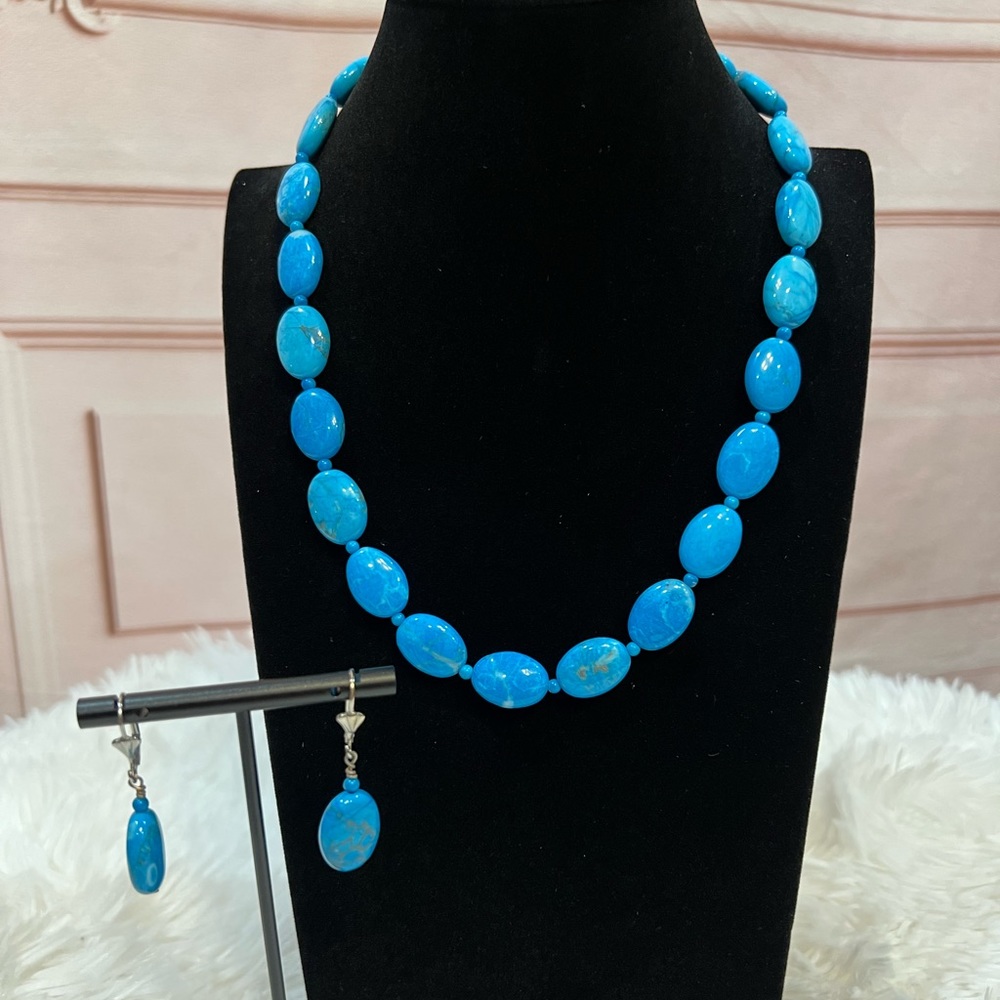 Women’s Turquoise Necklace and Earrings